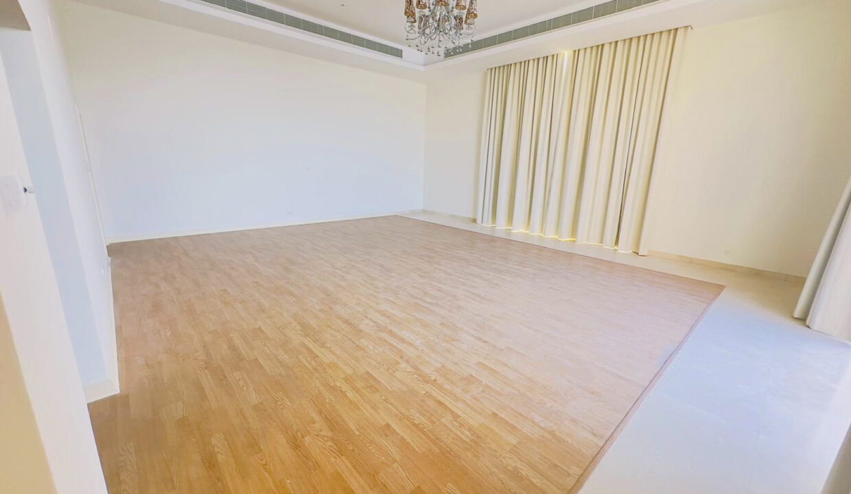 WhatsApp Image 2025-04-09 at 11.00.00 (6)